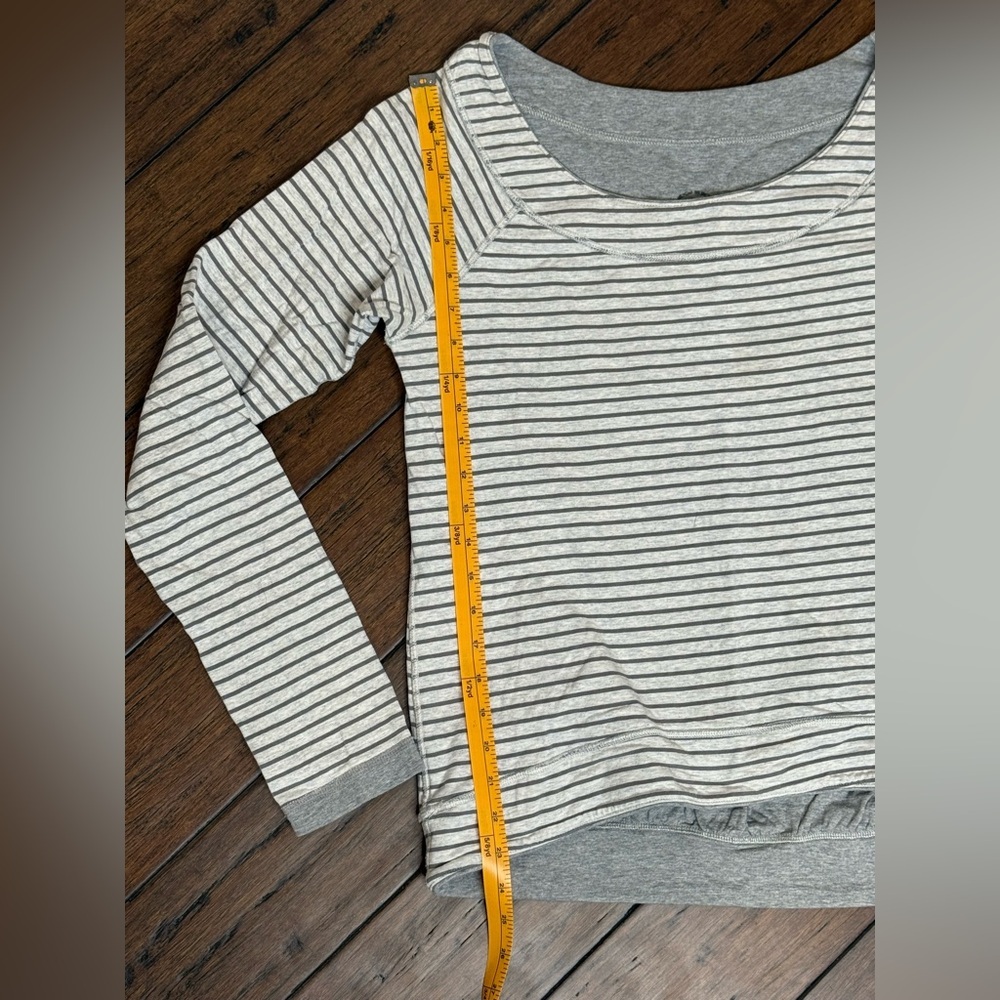 Lululemon Rundown Long Sleeve Reversible Striped/Gray Long Sleeve Top/Sweater - Picture 4 of 9